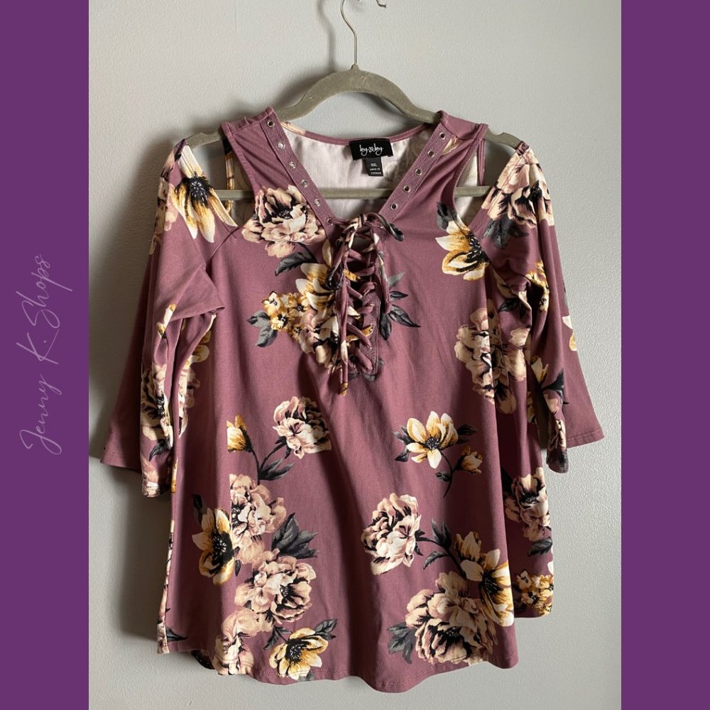 by & by | Soft Purple & Yellow Flower Cold Shoulder Shirt w/ Tie-up | Size: XXL